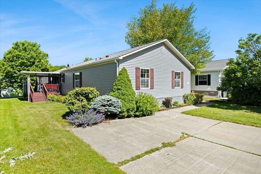 Welcome to 59 Robin Drive located in the desirable 55+ gated - photo 2