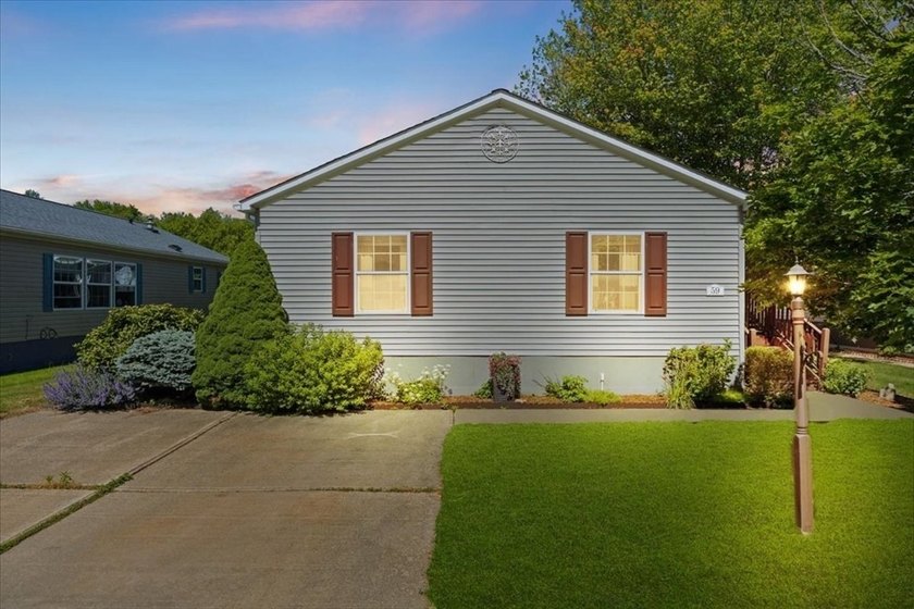 Welcome to 59 Robin Drive located in the desirable 55+ gated - photo 3
