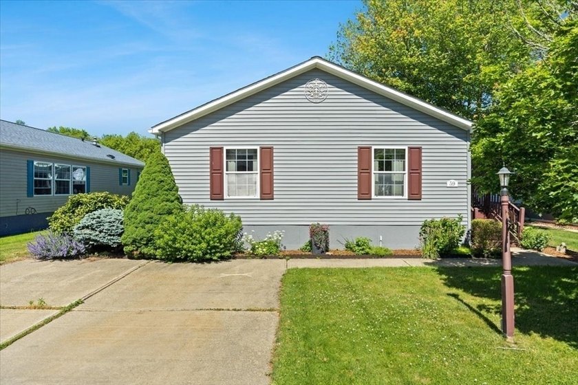 Welcome to 59 Robin Drive located in the desirable 55+ gated - photo 5