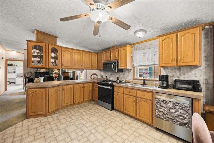 Welcome to 59 Robin Drive located in the desirable 55+ gated - photo 10