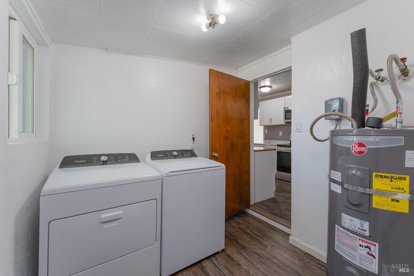 Updated 3 bed, 2 bath home offering approximately 1,400 sq ft on - photo 15