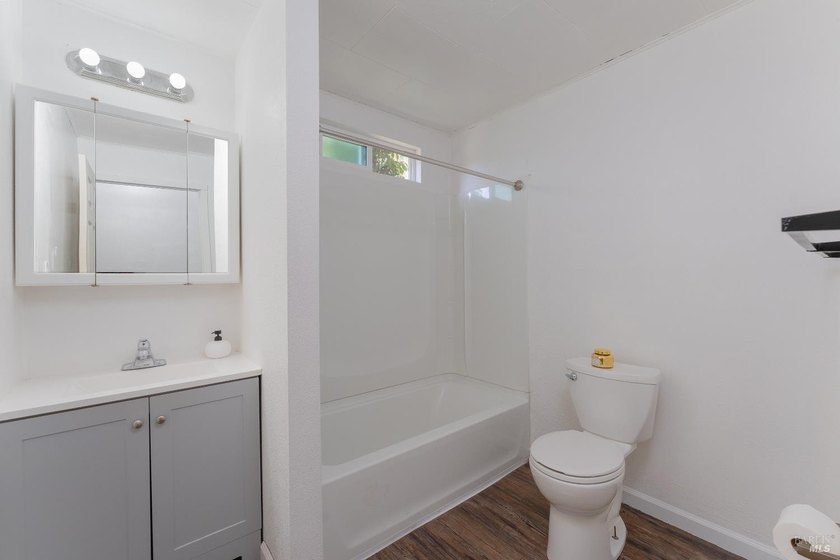Updated 3 bed, 2 bath home offering approximately 1,400 sq ft on - photo 20