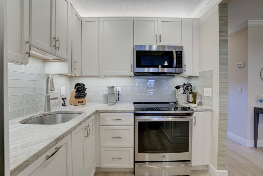 Enjoy spectacular intracoastal water views! This Beautifully - photo 20
