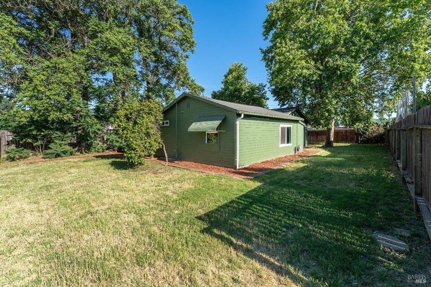 Updated 3 bed, 2 bath home offering approximately 1,400 sq ft on - photo 24
