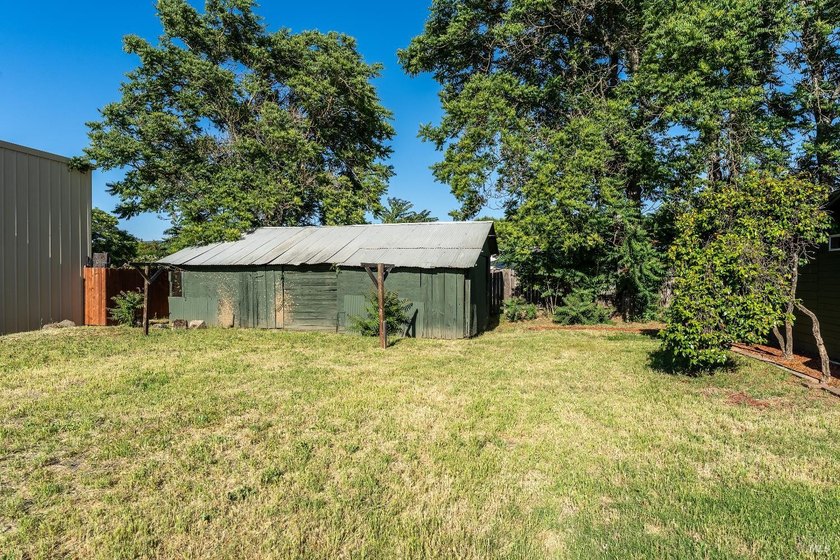 Updated 3 bed, 2 bath home offering approximately 1,400 sq ft on - photo 25
