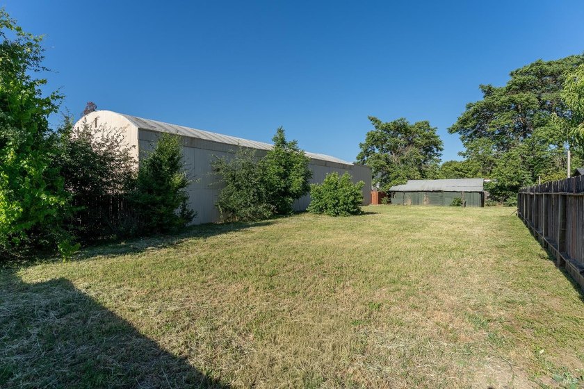 Updated 3 bed, 2 bath home offering approximately 1,400 sq ft on - photo 26