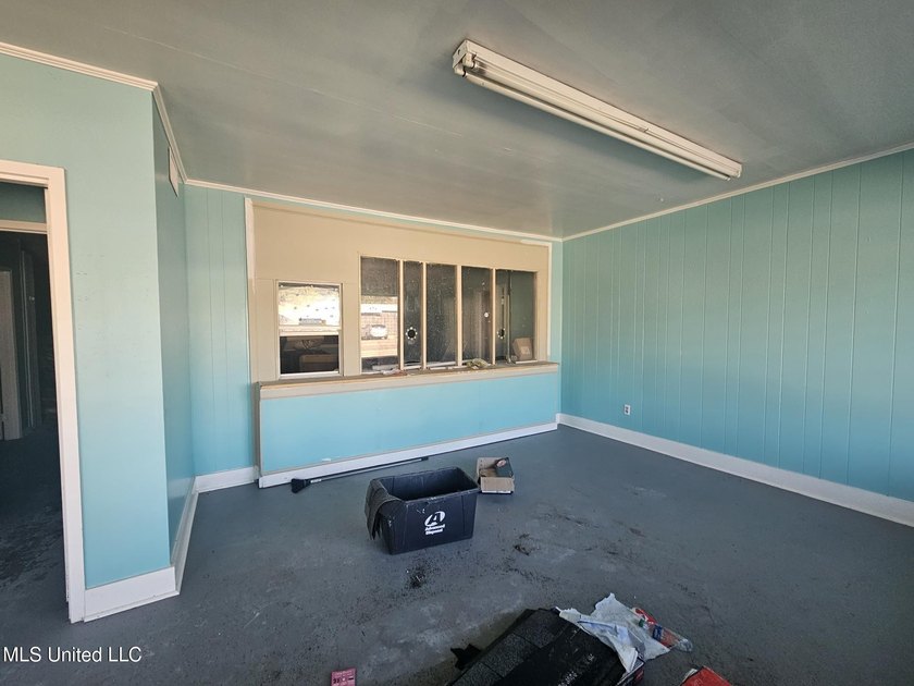 : Commercial building on Pass Road close to Highway 49. Highly - photo 3