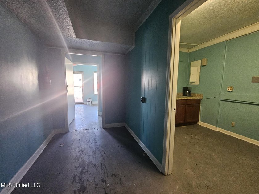 : Commercial building on Pass Road close to Highway 49. Highly - photo 6
