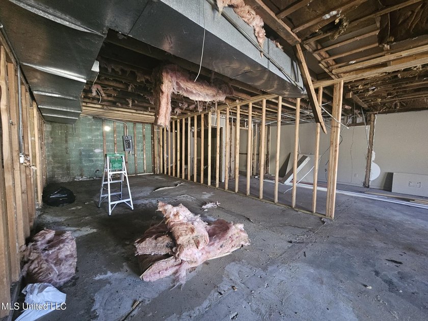 : Commercial building on Pass Road close to Highway 49. Highly - photo 9