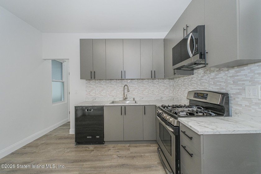 Fully gut-renovated from top to bottom within the last two years - photo 16