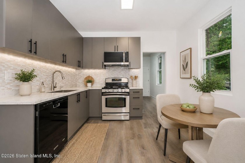 Fully gut-renovated from top to bottom within the last two years - photo 17