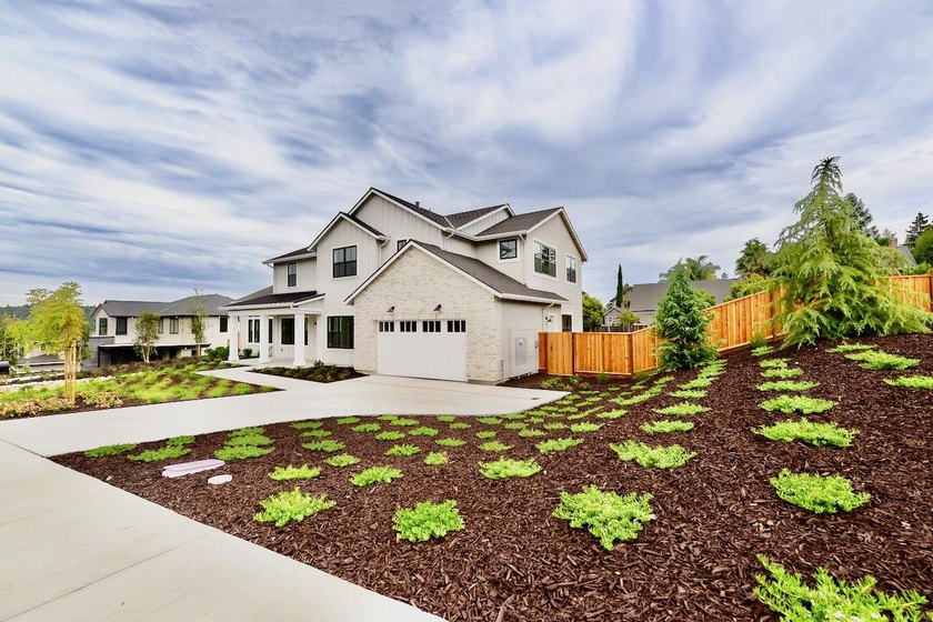 Welcome to Altamonte at Sandraya Heights, where luxury - photo 7