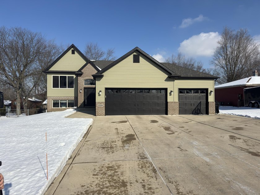 Beautifully maintained 4 bed, 3 bath home built in 2017, located - photo 2
