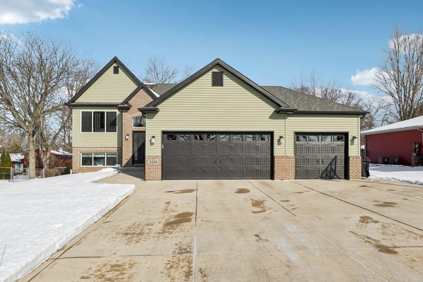 Beautifully maintained 4 bed, 3 bath home built in 2017, located - photo 3