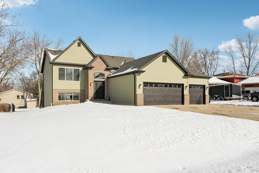 Beautifully maintained 4 bed, 3 bath home built in 2017, located - photo 4