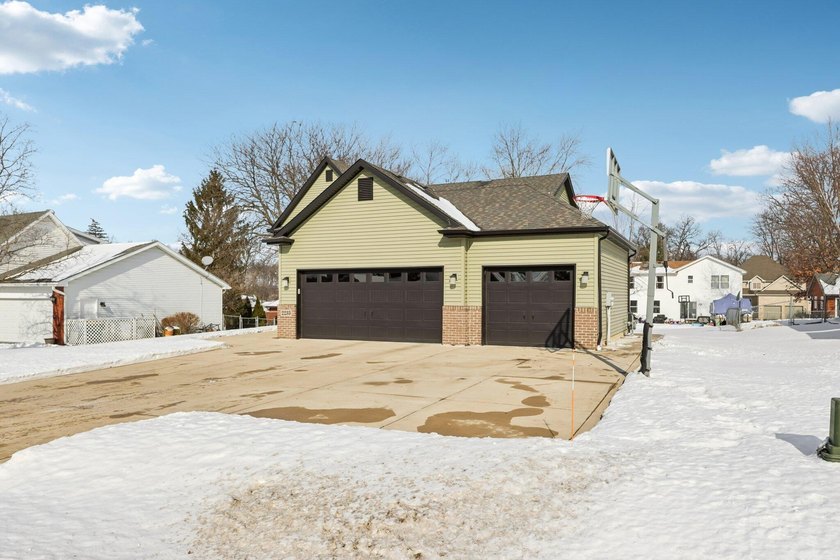 Beautifully maintained 4 bed, 3 bath home built in 2017, located - photo 5