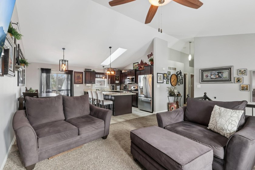 Beautifully maintained 4 bed, 3 bath home built in 2017, located - photo 7
