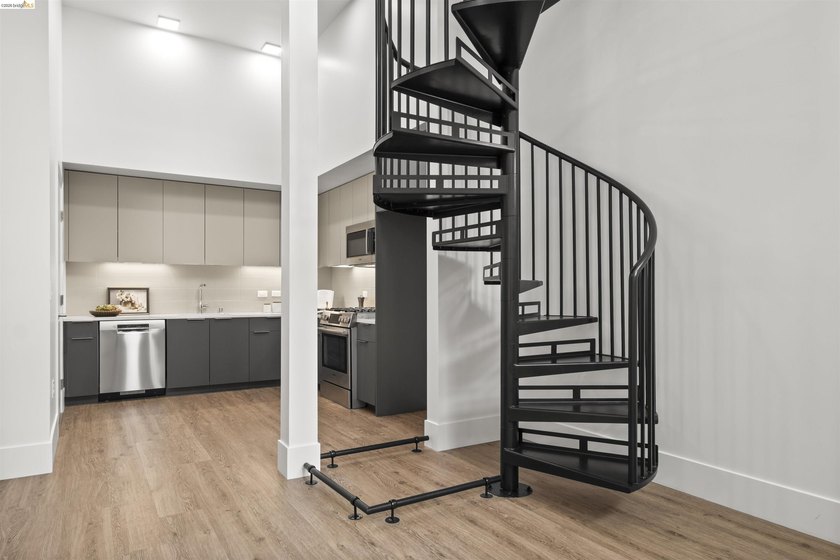 LARGE ONE BEDROOM PLUS AND ONE AND A HALF BATHROOM LOFT STYLE! - photo 5