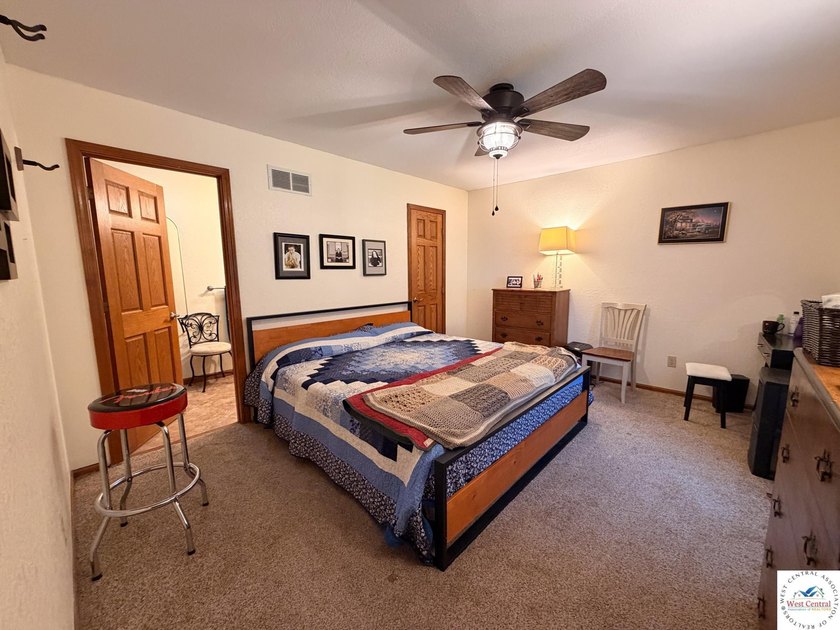 Fantastic 5-bedroom, 4.5-bath home with massive 24x54 garage on - photo 17