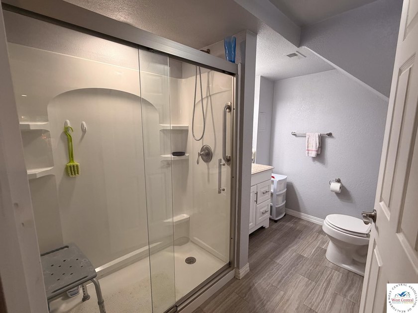 Fantastic 5-bedroom, 4.5-bath home with massive 24x54 garage on - photo 31
