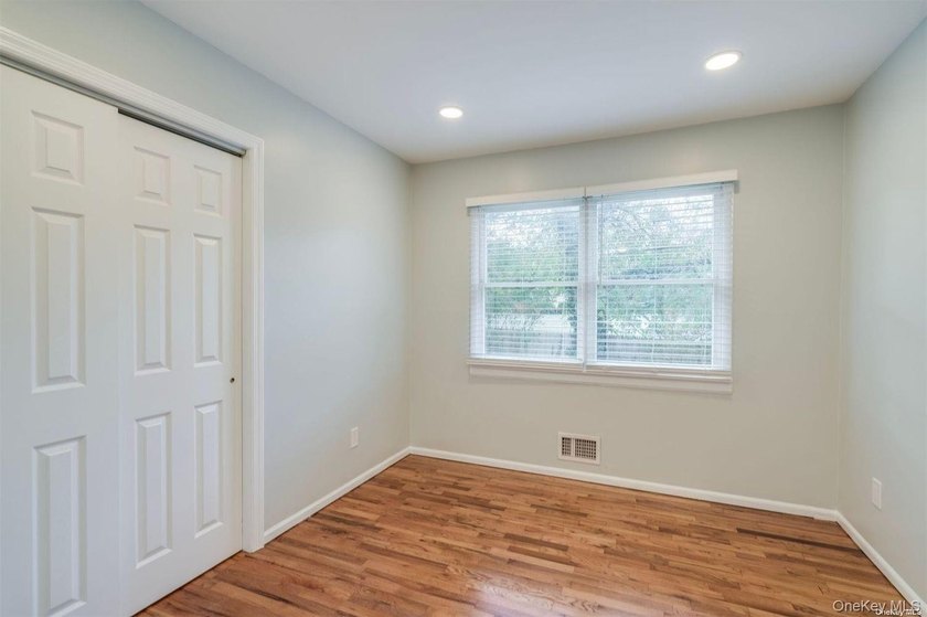 Nestled on a quiet, tree-lined cul-de-sac in Northport, this - photo 12