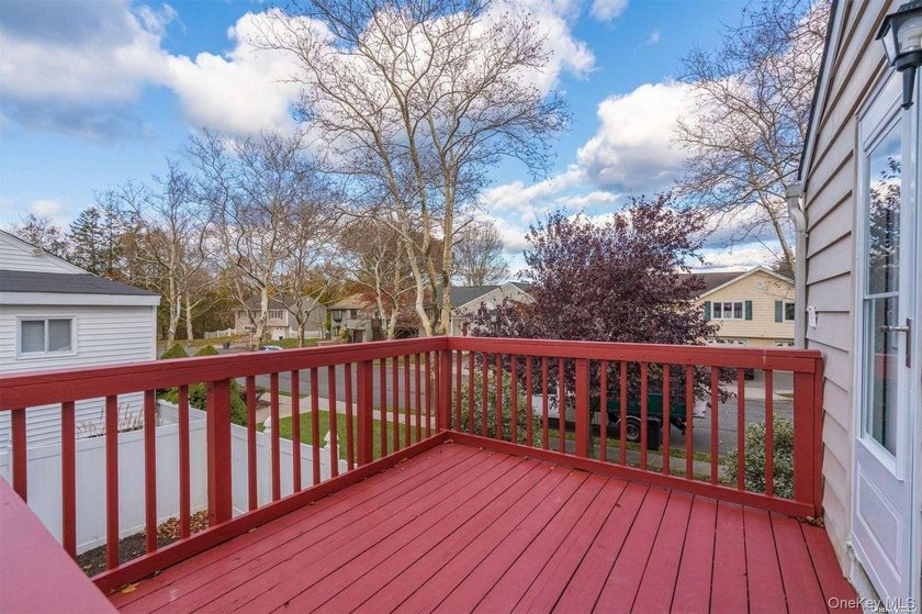 Nestled on a quiet, tree-lined cul-de-sac in Northport, this - photo 17