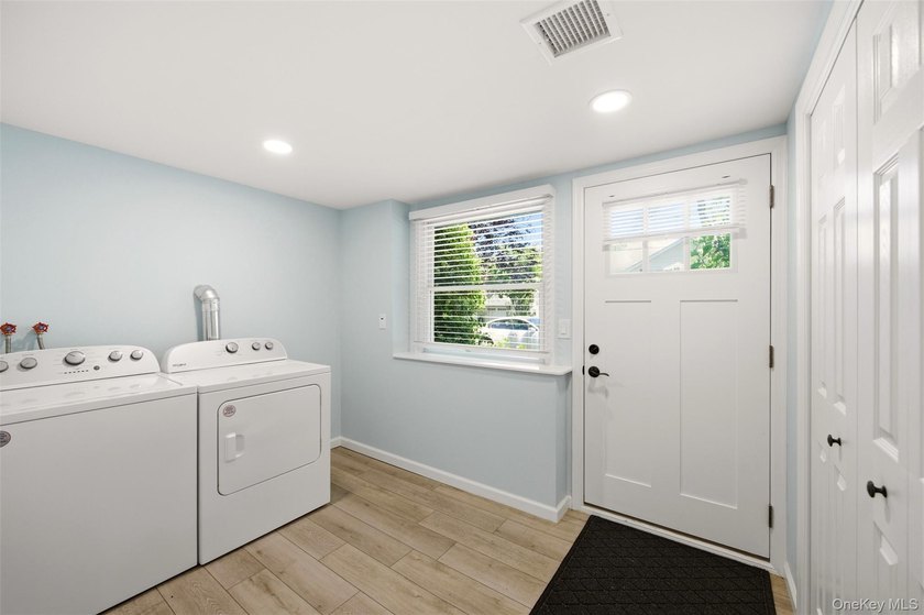Nestled on a quiet, tree-lined cul-de-sac in Northport, this - photo 19