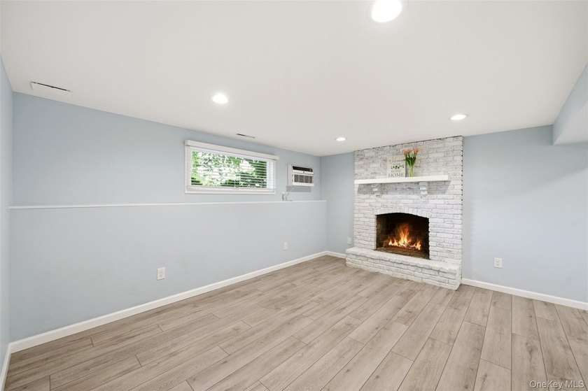 Nestled on a quiet, tree-lined cul-de-sac in Northport, this - photo 21