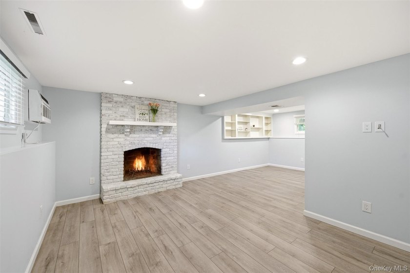 Nestled on a quiet, tree-lined cul-de-sac in Northport, this - photo 22
