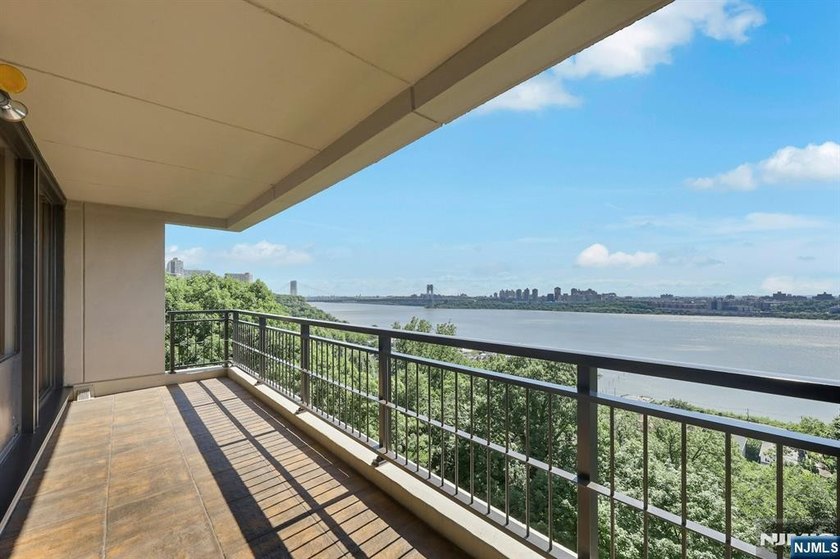 A rare opportunity at Horizon House Exceptional views, space &amp; - photo 22