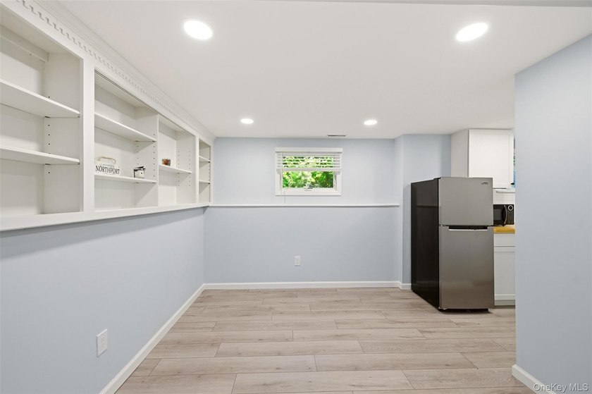 Nestled on a quiet, tree-lined cul-de-sac in Northport, this - photo 25