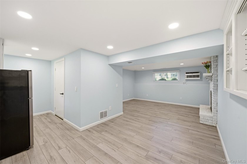 Nestled on a quiet, tree-lined cul-de-sac in Northport, this - photo 28