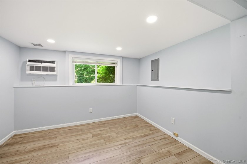 Nestled on a quiet, tree-lined cul-de-sac in Northport, this - photo 31