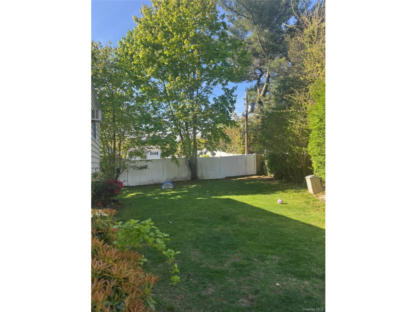 Nestled on a quiet, tree-lined cul-de-sac in Northport, this - photo 35