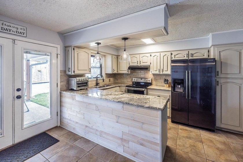 THIS HOME IS NOT IN A FLOOD ZONE Welcome to 313 Louis Dr, Houma - photo 11