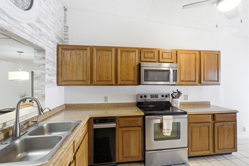 Sought-after corner villa, in the heart of Boca Raton! Welcome - photo 7