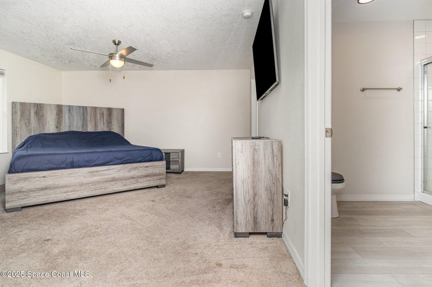 Discover the perfect blend of space and comfort at 5651 Travis - photo 15