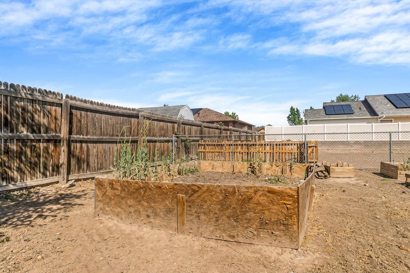 Welcome to your own private retreat! Situated on a fully fenced - photo 24