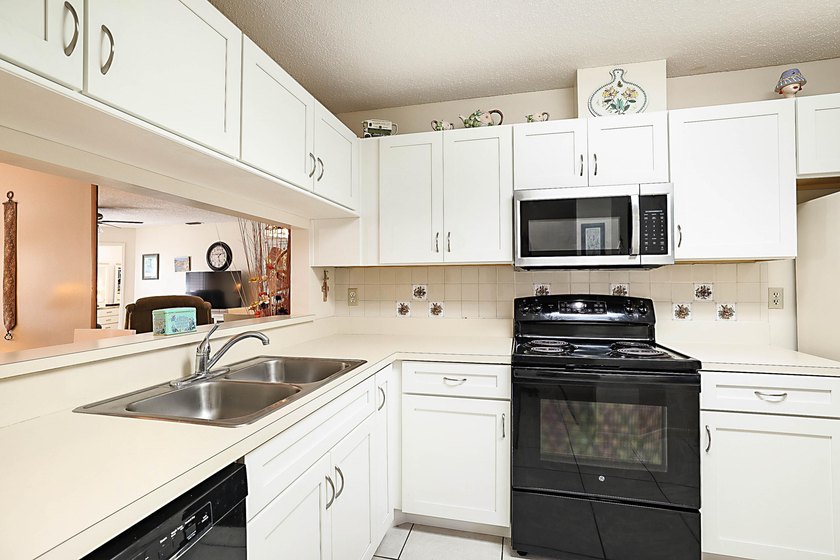 Beautiful 2 Bed/2 Bath 1st floor Condo in the highly desirable - photo 4