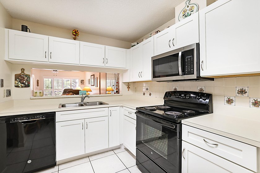 Beautiful 2 Bed/2 Bath 1st floor Condo in the highly desirable - photo 6