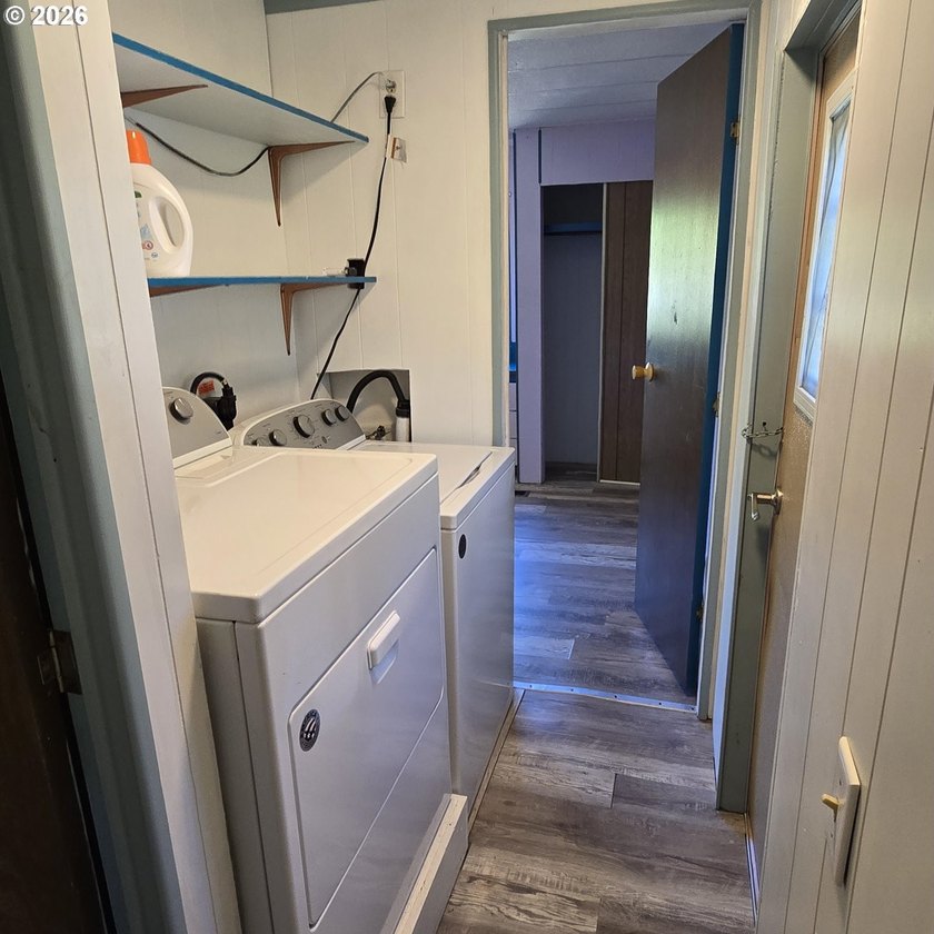 Updated 2BD 1BA home with bonus room and workshop/storage space - photo 11