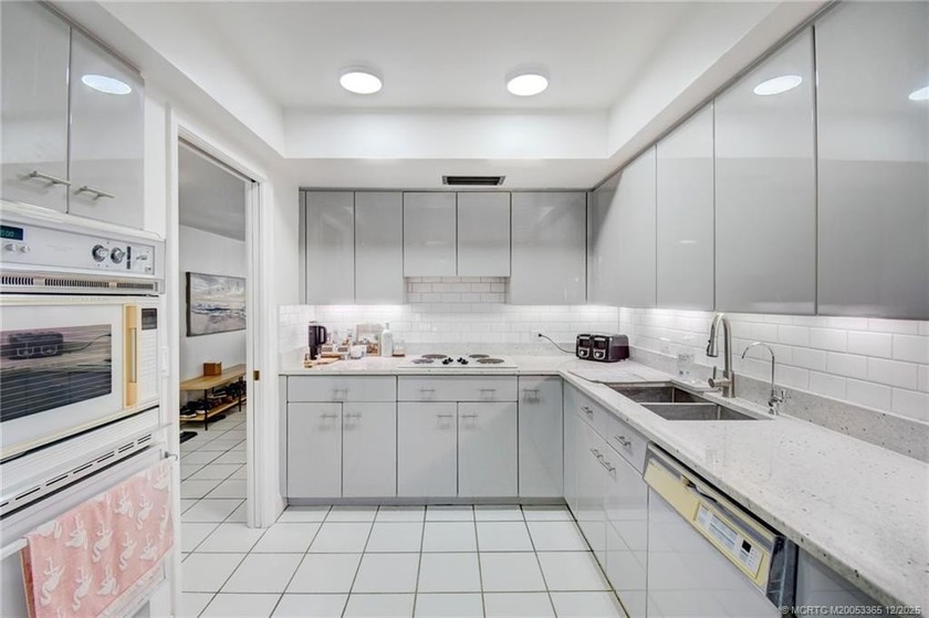 Welcome to this beautifully maintained 2-bedroom, 2-bath - photo 12