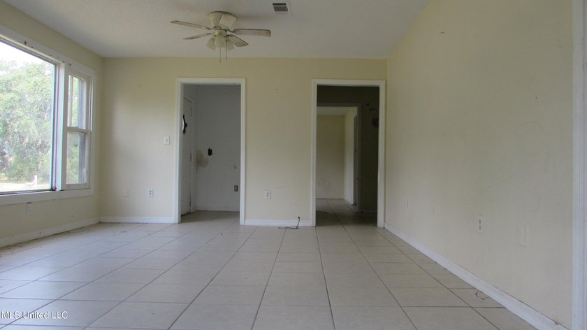 Single family home on a nice corner lot, no flood, with two - photo 2