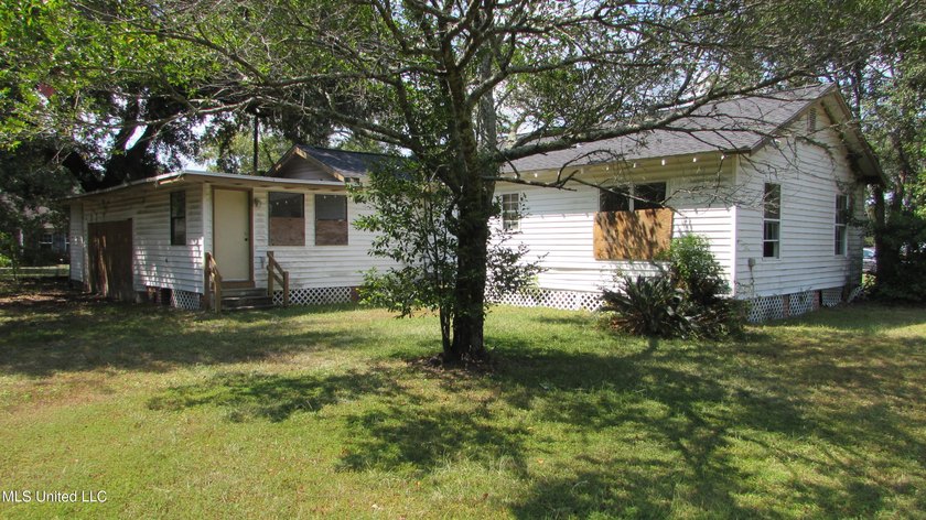 Single family home on a nice corner lot, no flood, with two - photo 3