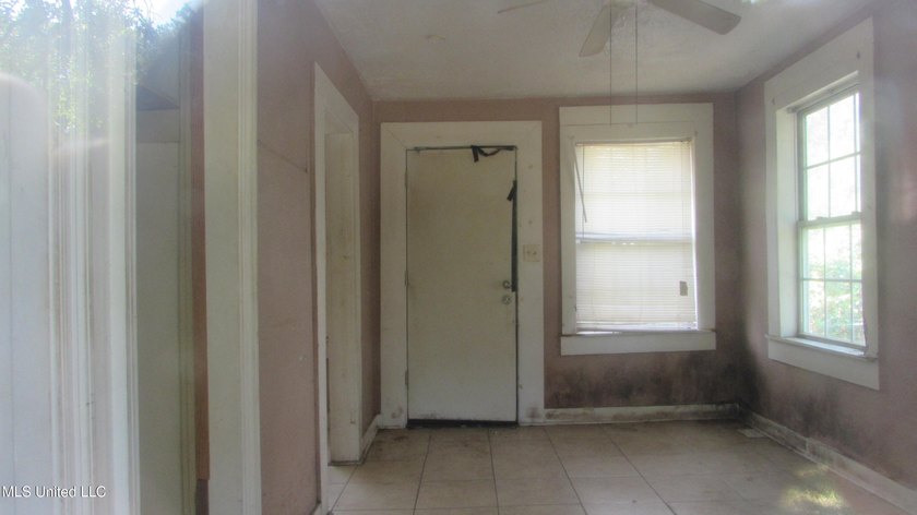 Single family home on a nice corner lot, no flood, with two - photo 7
