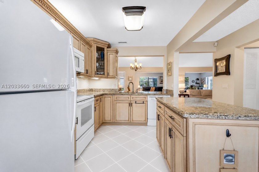 BRAND NEW ROOF 2026!! Beautiful 2-bedroom, 2-bath single-family - photo 8