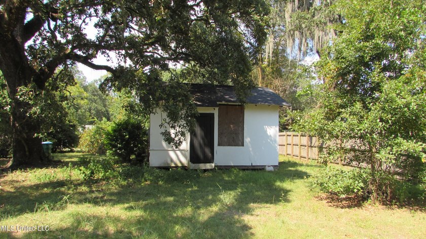 Single family home on a nice corner lot, no flood, with two - photo 10