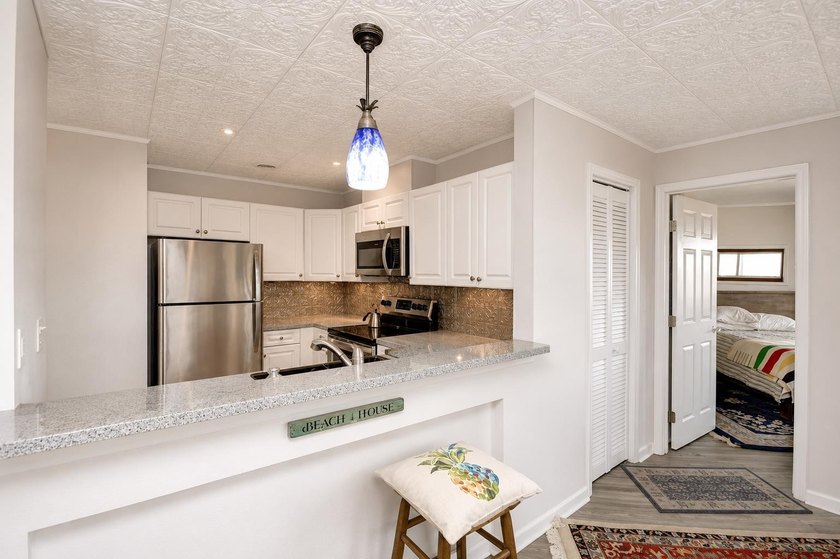 Spacious and renovated 2-bedroom 2-bath condo in the gated - photo 11