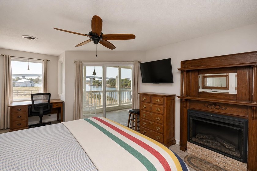Spacious and renovated 2-bedroom 2-bath condo in the gated - photo 15