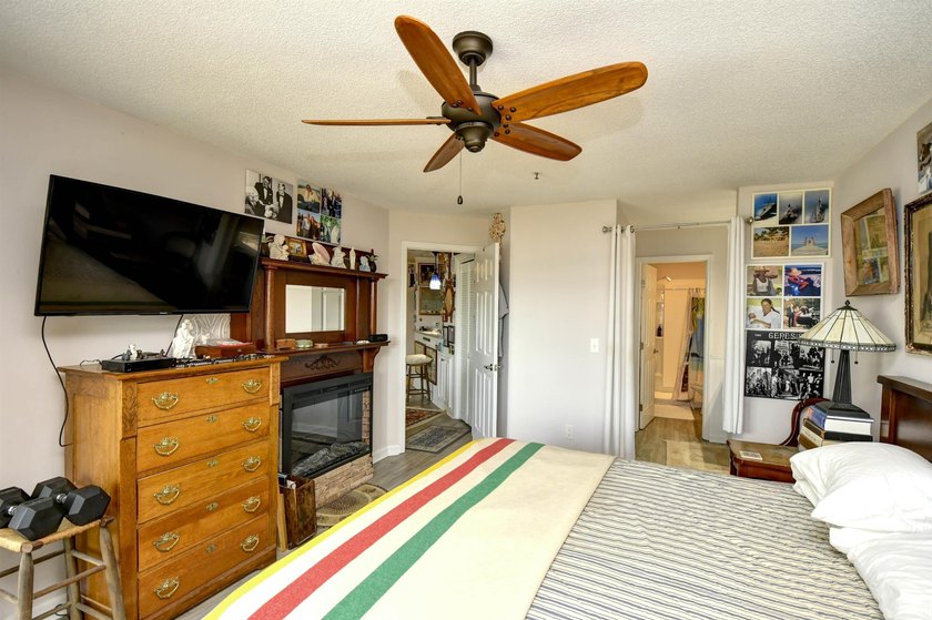 Spacious and renovated 2-bedroom 2-bath condo in the gated - photo 16